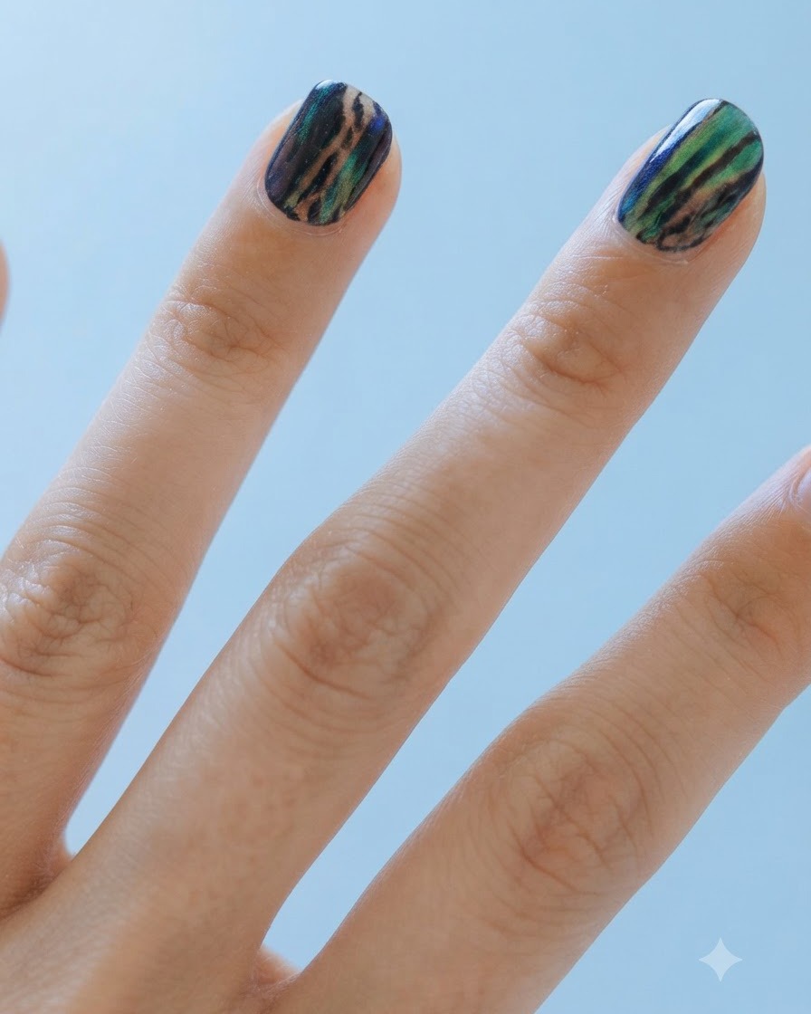 Pose de main paume vers le haut révélant des designs dongles métalliques verts et multicolores brillants.