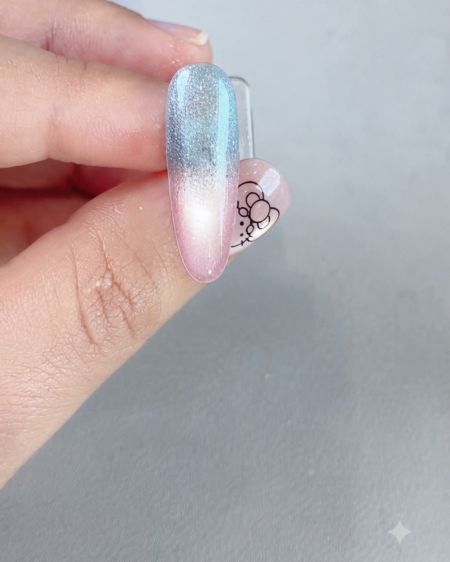 Longle montrant un effet cat-eye magnétisé sur la section bleue supérieure.