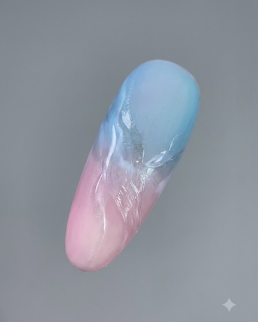 Un échantillon dongle manucuré terminé présentant des nuages dimensionnels et des lignes fluides après avoir été entièrement catalysé.