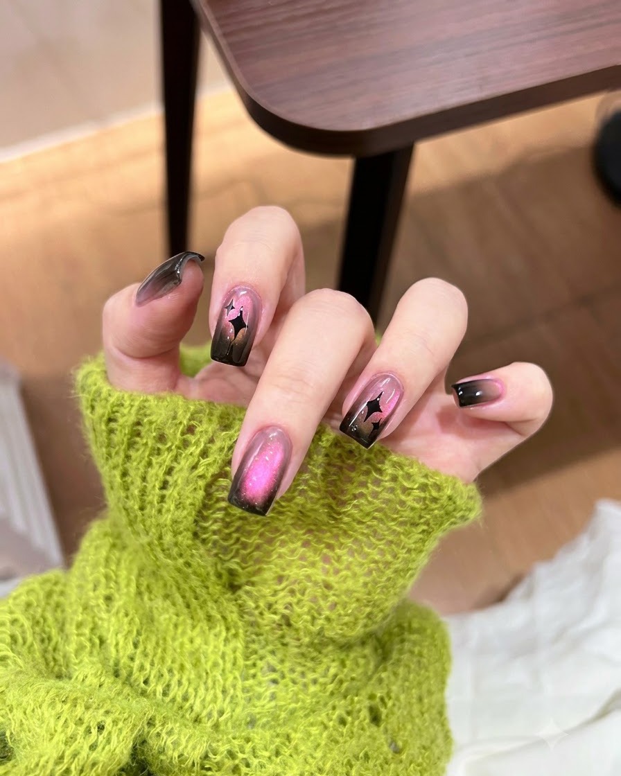Une petite éponge tamponnant du gel noir sur le bout dun ongle.