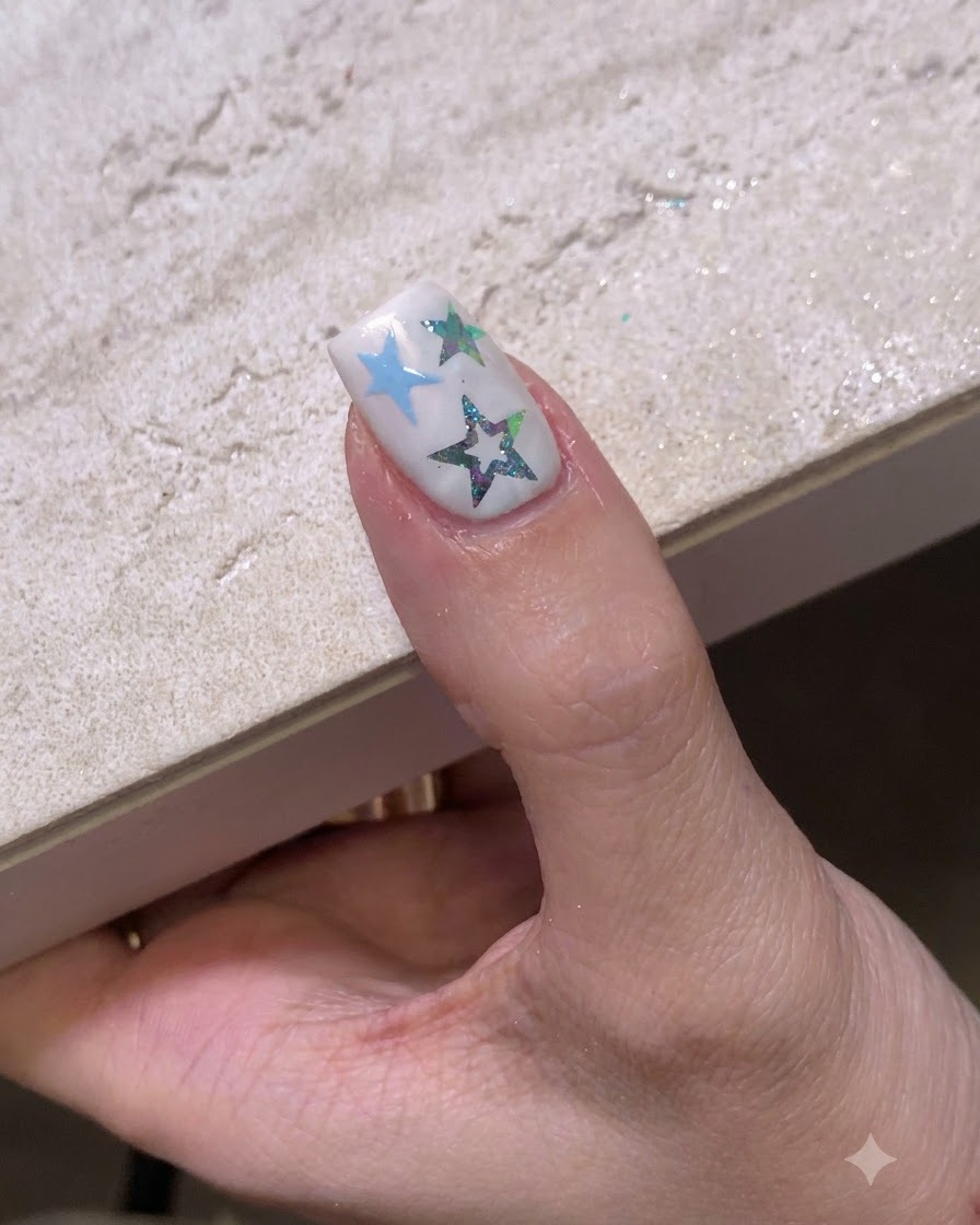 Un ongle décoré reposant sous une lampe UV ou LED pour la polymérisation.