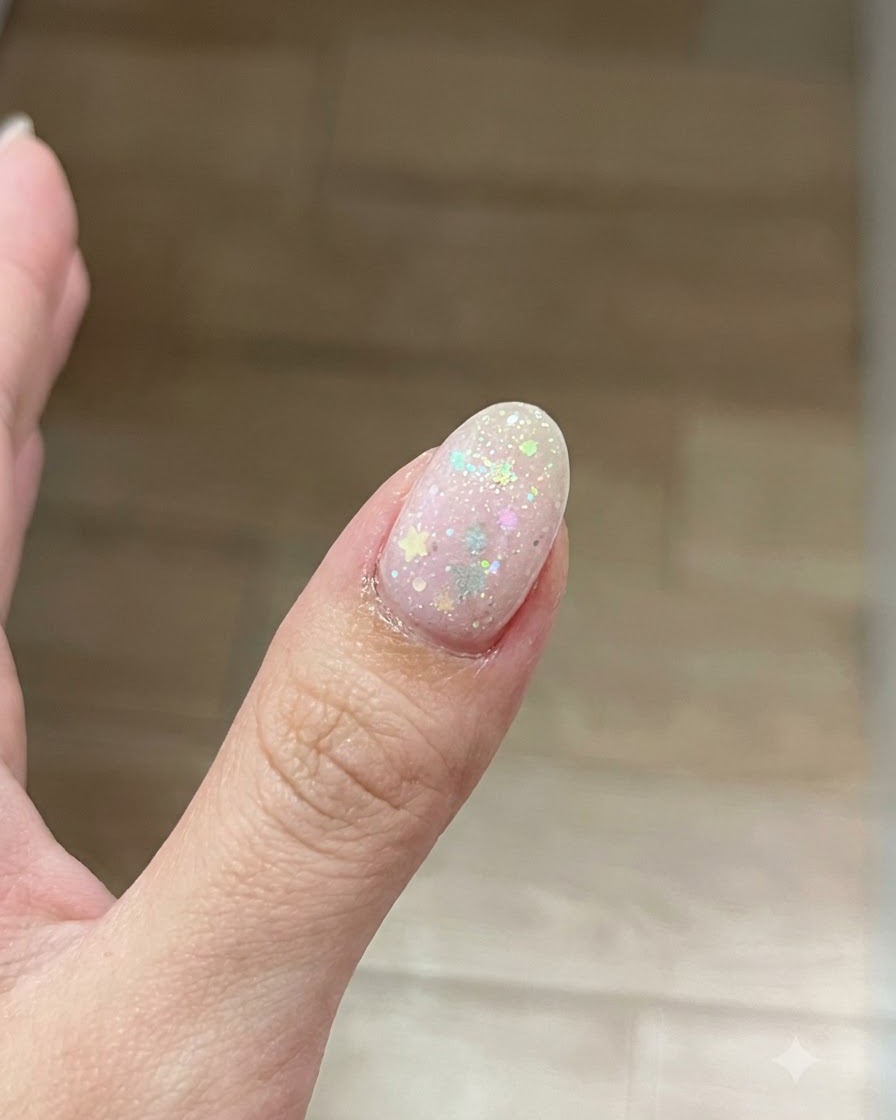 Un pinceau appliquant une fine couche transparente de gel de base sur la surface dun ongle préparé.