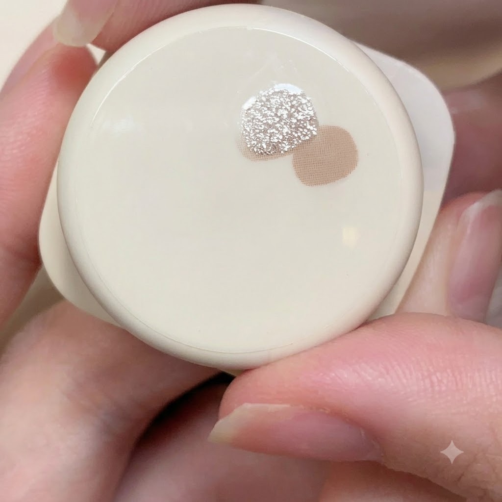Vue rapprochée dun petit pot contenant du gel pailleté réfléchissant rose clair et argenté à côté dun autre pot.