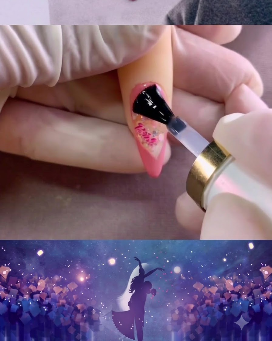 Un pinceau à ongle étalant une couche de top coat mat sur la surface de longle peint en rose.