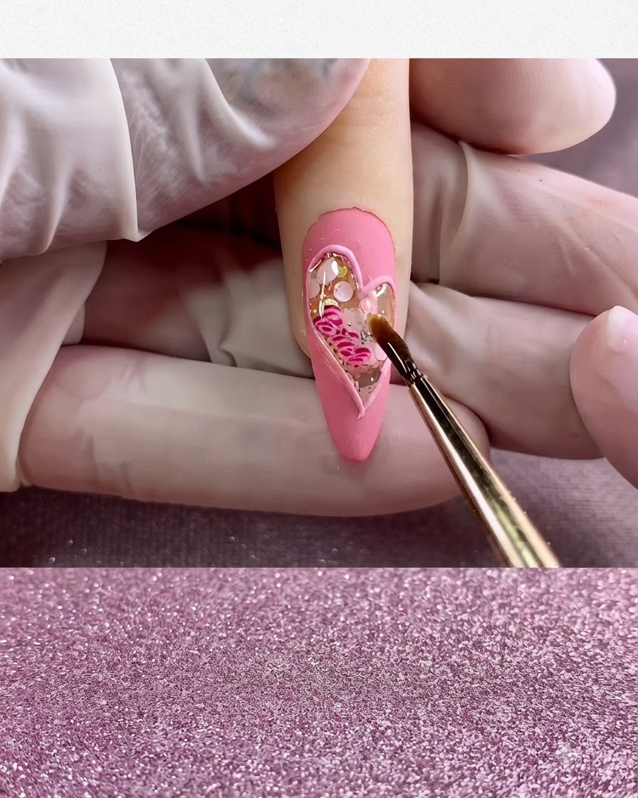 Un pinceau fin appliquant un top coat transparent brillant exclusivement à lintérieur de la forme du cœur.