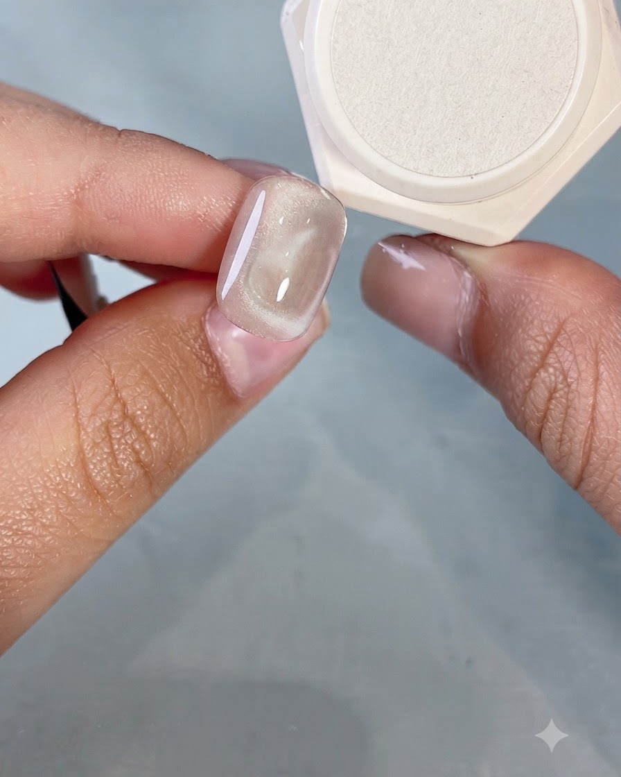 Gros plan dun pinceau fin dessinant le contour dun petit cœur par-dessus un design de cœur cat-eye existant.