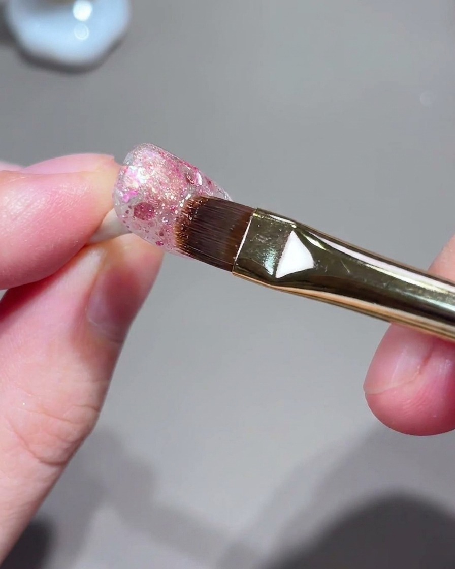 Un pinceau et une configuration dongles pendant le processus de rassemblement de la lumière magnétique cat-eye.