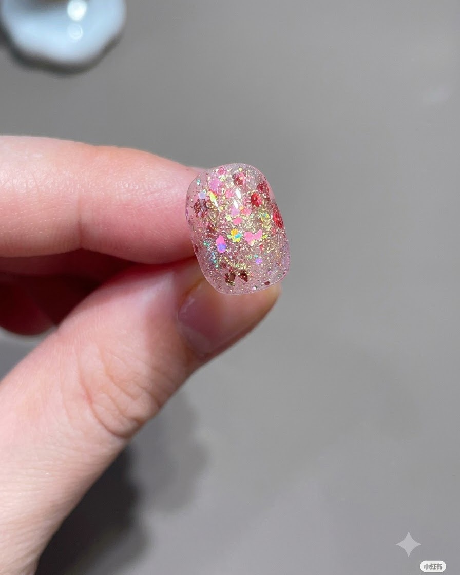Un ongle avec une finition top coat mat sur la base cat-eye.