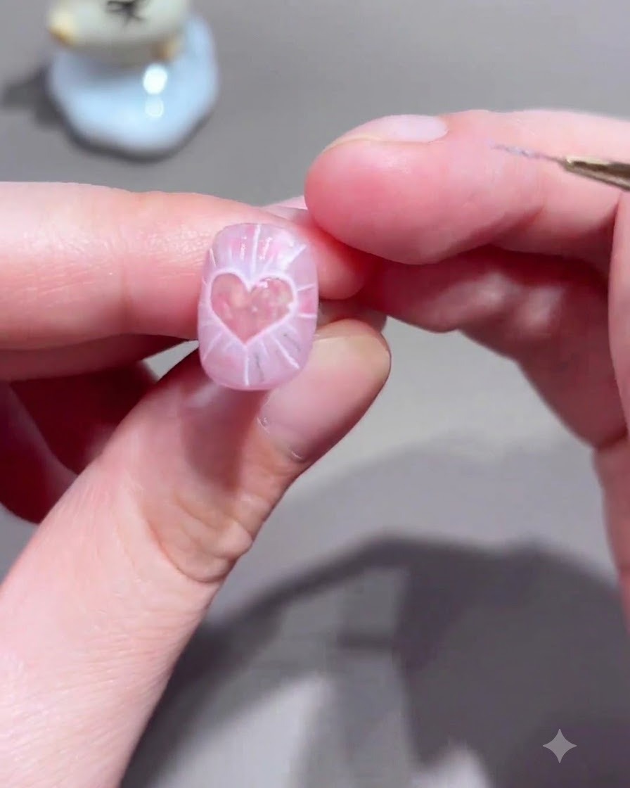 Un pinceau à ongles appliquant un top coat de scellement transparent sur le design dongles à ondes de lumière achevé.