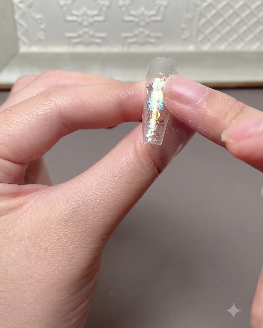 Vérification de la surface lisse dune extension dongle après son passage sous une lampe UV ou LED.
