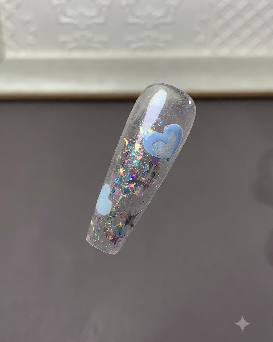 Vue nette de la capsule montrant les cœurs bleu clair catalysés au milieu des flocons de paillettes.