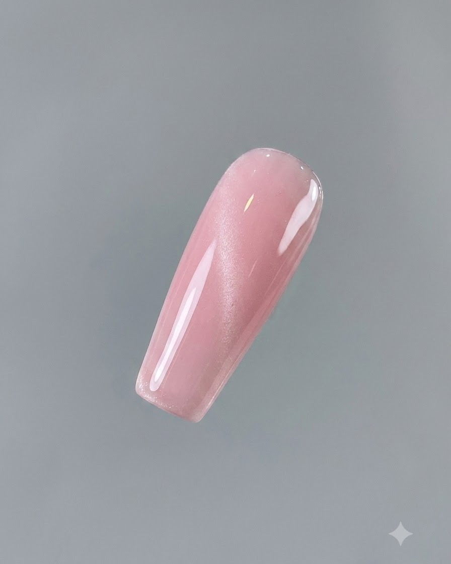 Gros plan dun ongle entièrement recouvert dun gel cat eye Aqua Clear No. 2 rose brillant.