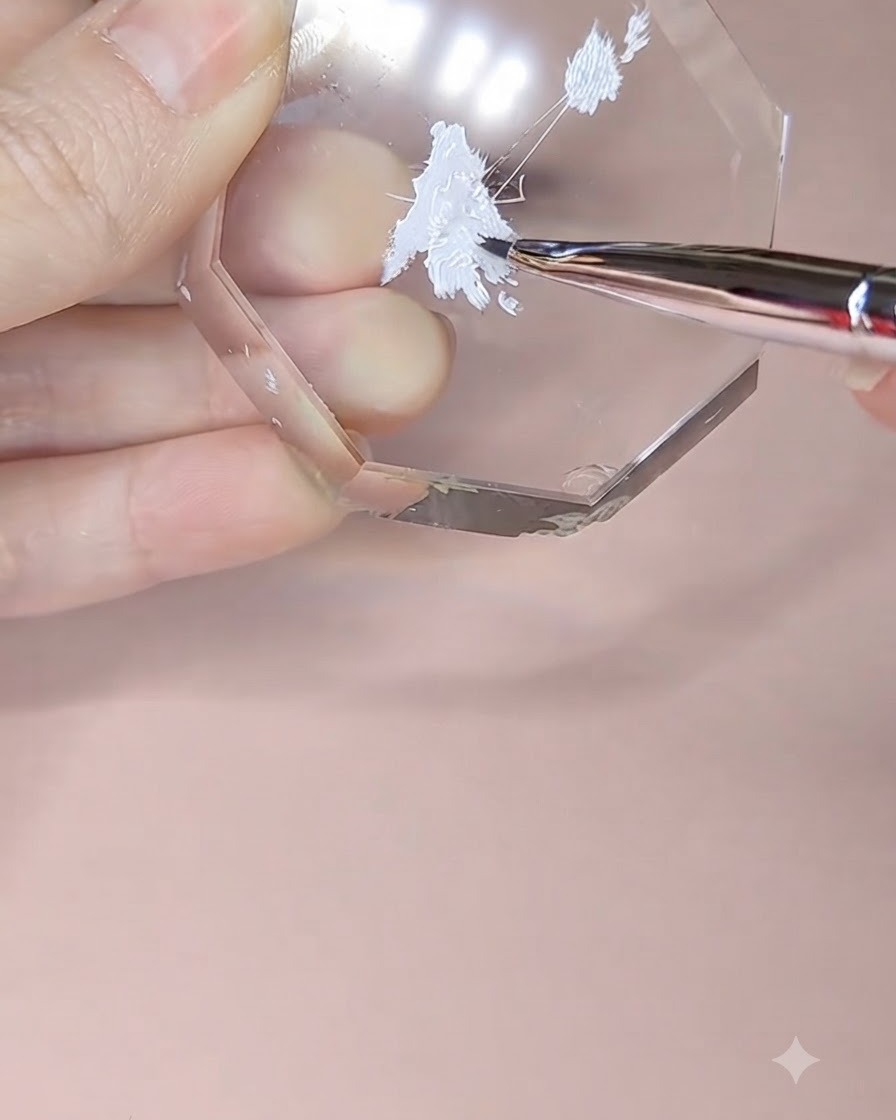 Un pinceau de détail ramassant du gel de peinture blanc sur une palette acrylique octogonale.