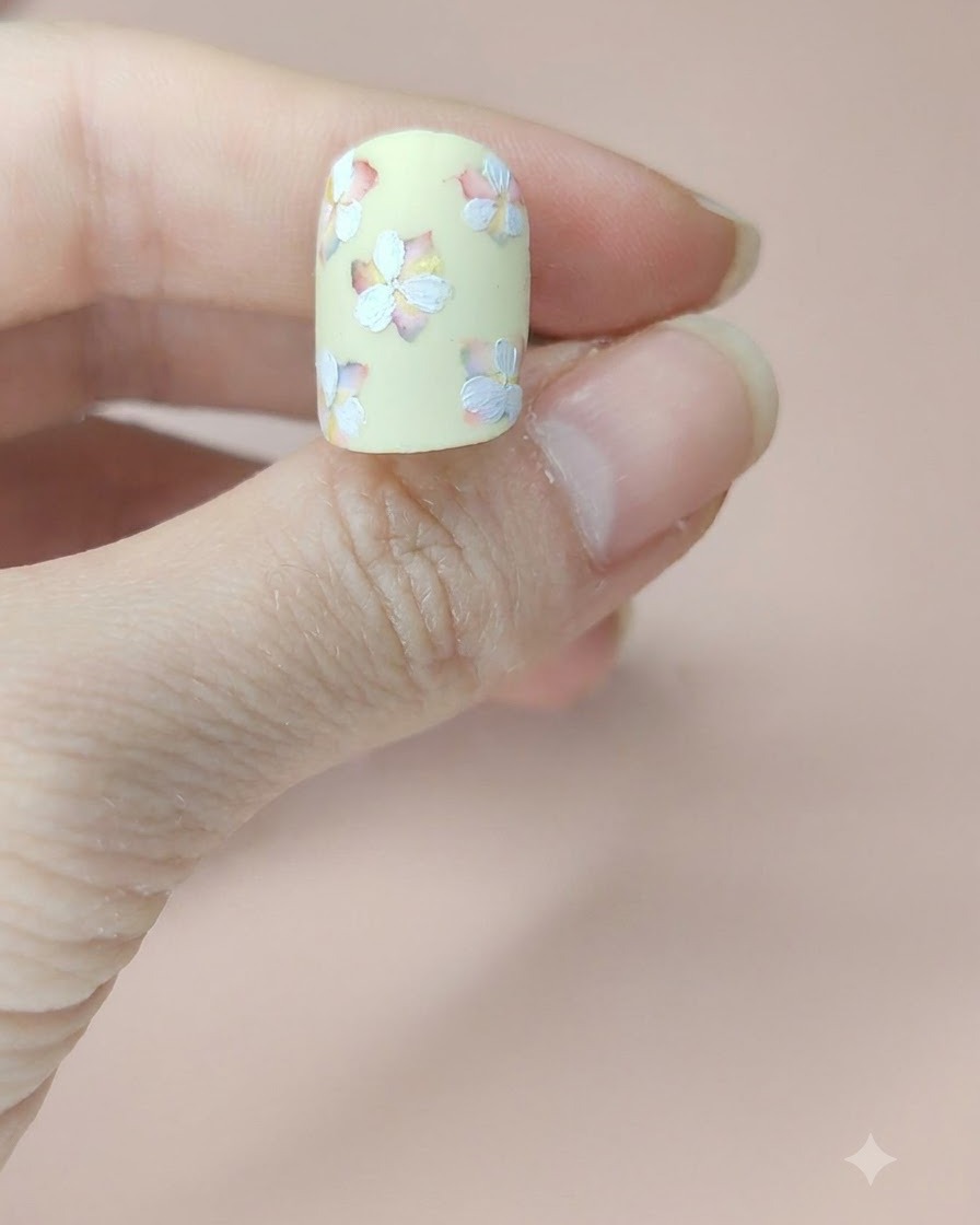 Une vue rapprochée de longle montrant toutes les fleurs avec leur deuxième couche de pétales blancs entièrement peinte.