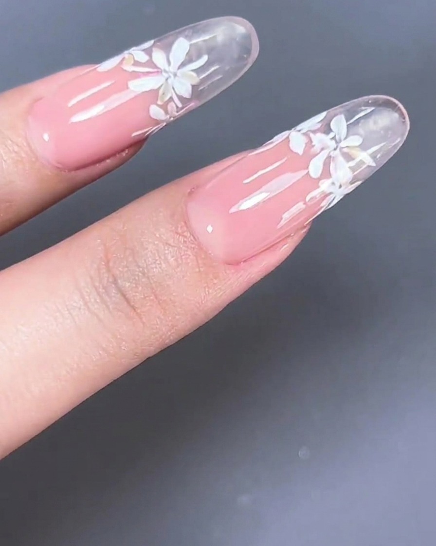 Une capsule dongle transparente montrant du gel rose laiteux appliqué sur la zone de la plaque unguéale.