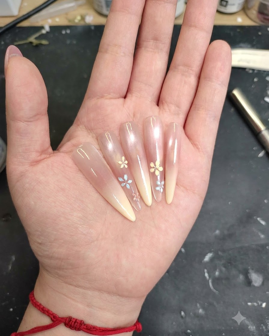Un pinceau appliquant une couche de base en gel transparent sur la surface de longle.