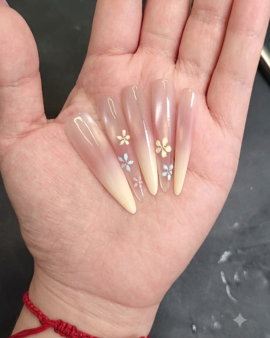 Application dun gel cat-eye blanc sur la moitié supérieure de longle à laide dun pinceau fin.