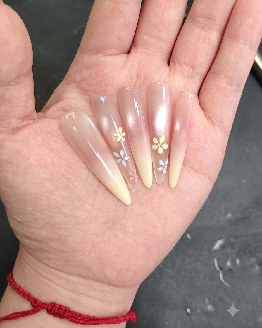 Un pinceau estompant délicatement le gel cat-eye blanc pour créer une transition douce.