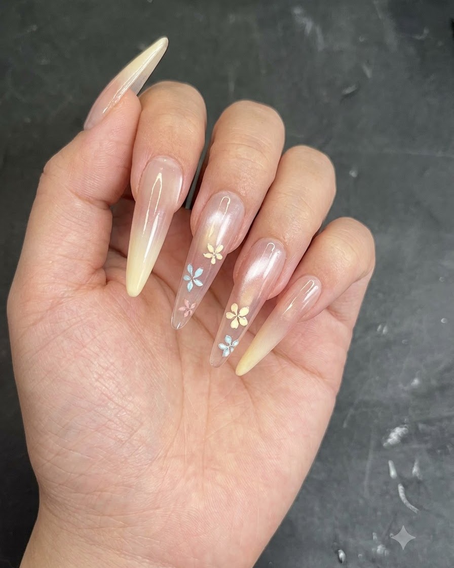 Un pinceau ou une éponge tapotant du gel jaune crémeux sur la pointe dun ongle transparent en amande pour former un ombré.