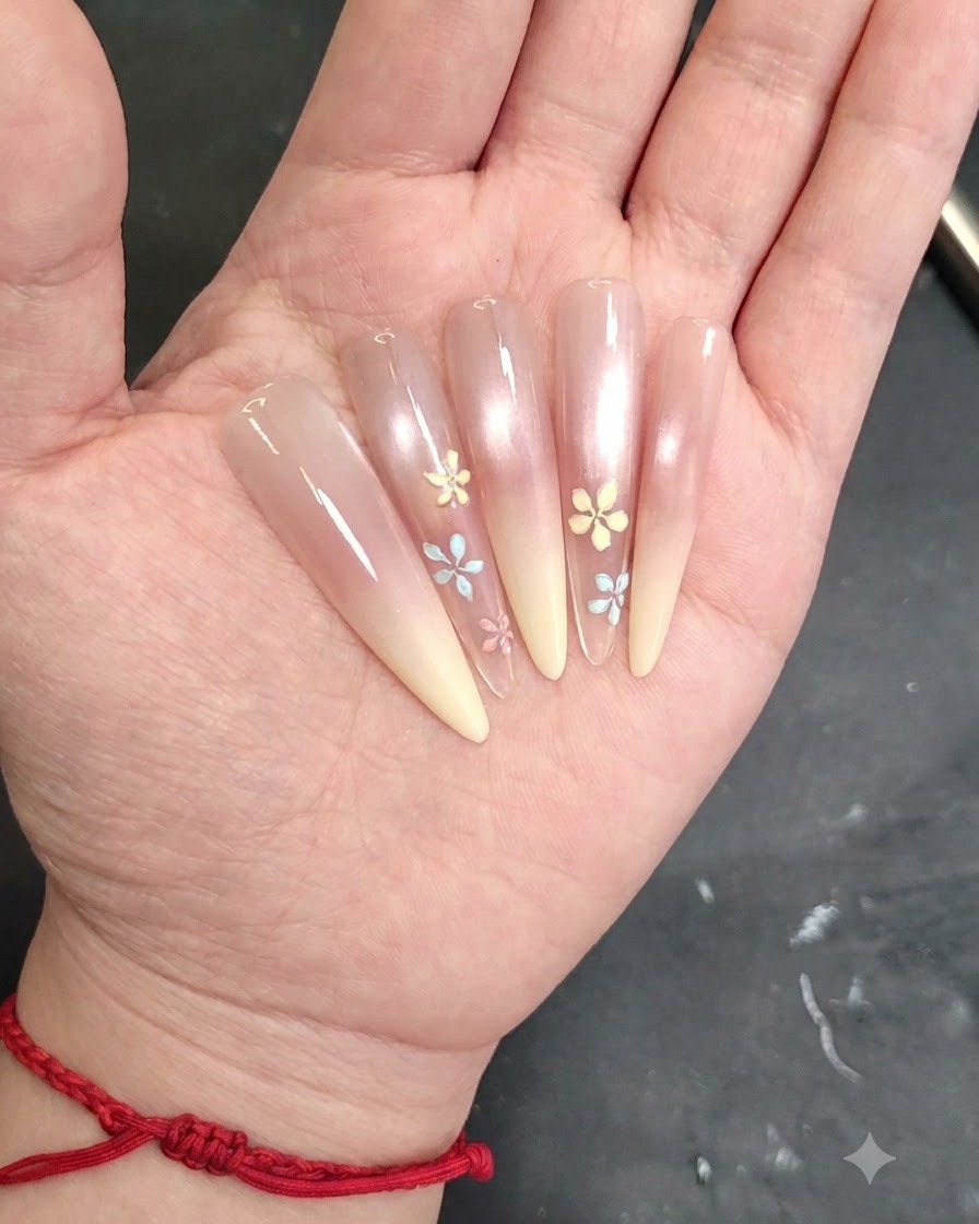 Gros plan dun pinceau de nail art appliquant un petit détail de pétale sur un ongle peint.