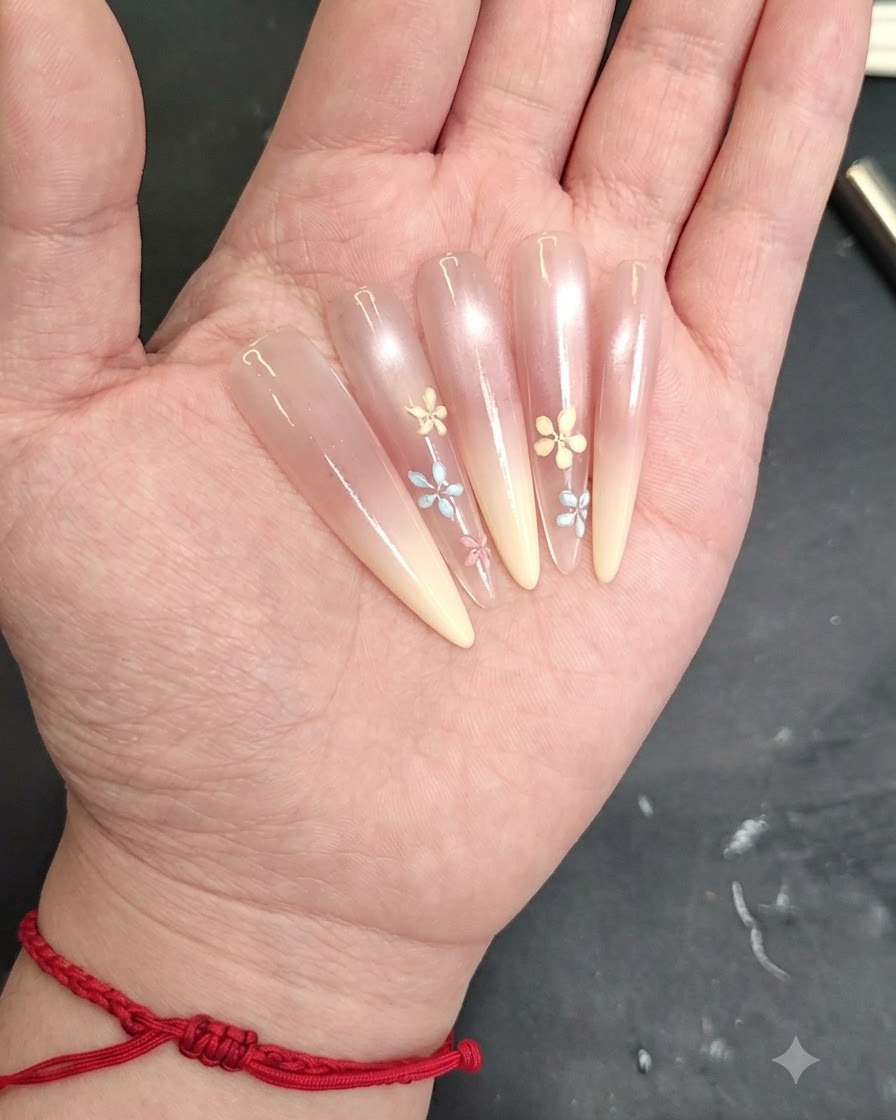 Gros plan dun ongle montrant des pétales supplémentaires dessinés pour finir un petit motif floral.