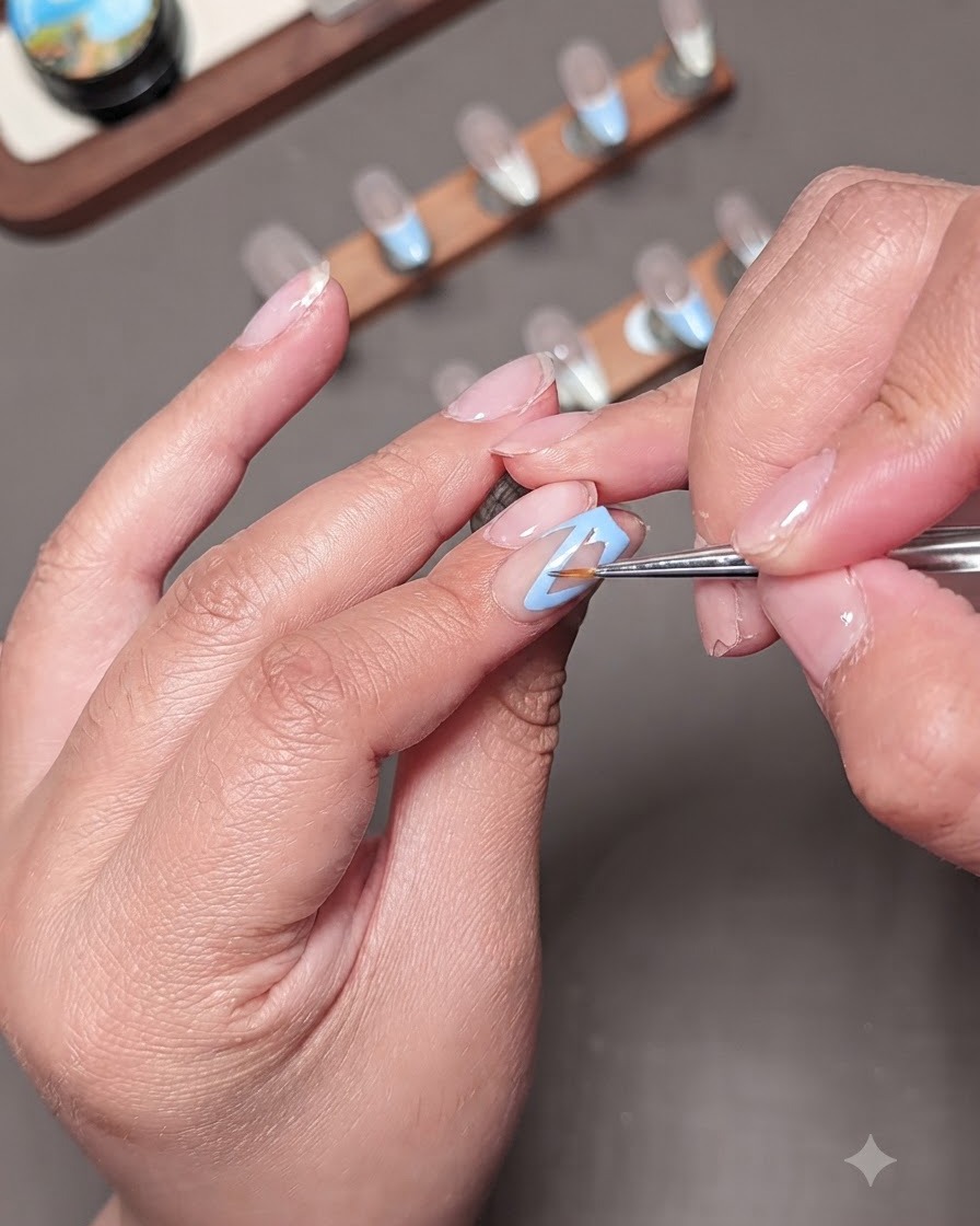 Gros plan dun outil de dotting à manche transparent planant au-dessus dun ongle pour appliquer des détails jaunes.
