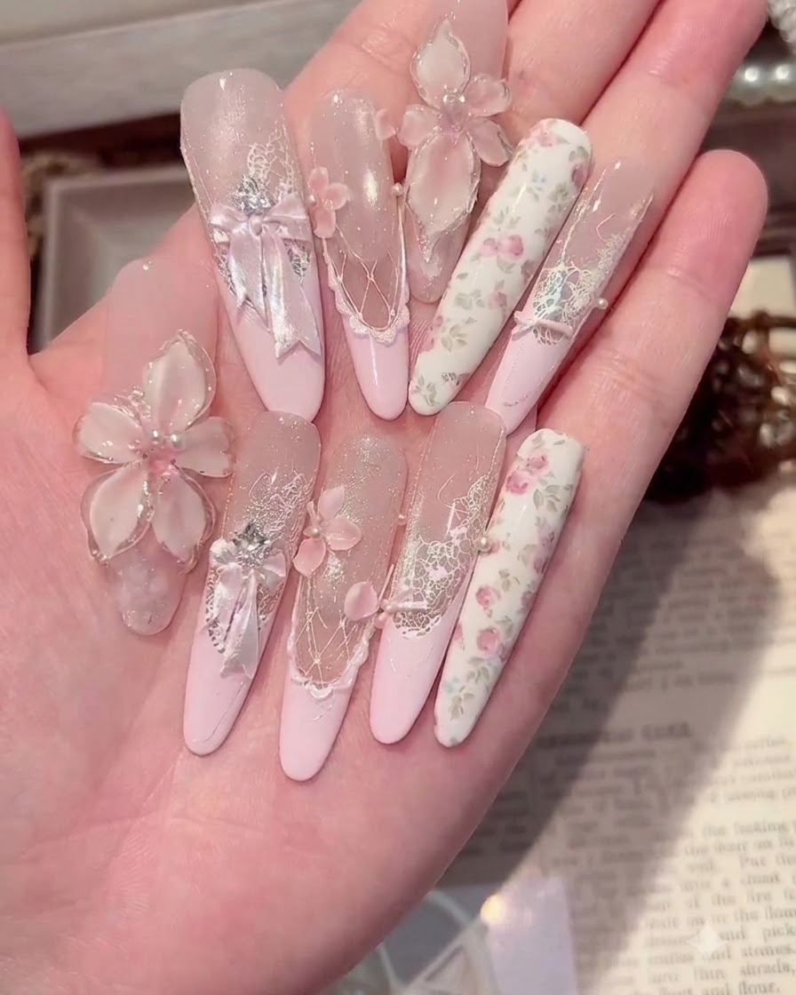 Une lingette non pelucheuse nettoyant la surface dun ongle.