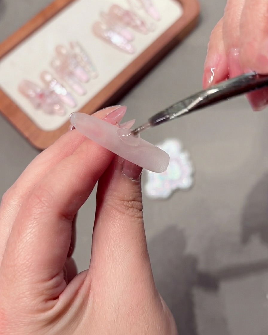 Un outil utilisé pour manipuler les particules de gel cat-eye sur un ongle.