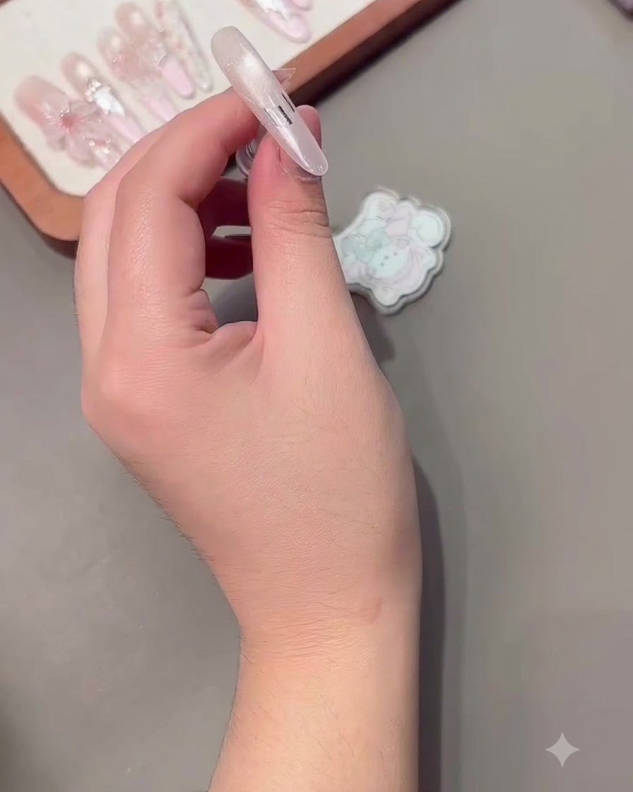 Un autocollant guide French placé soigneusement sur la surface dun ongle.
