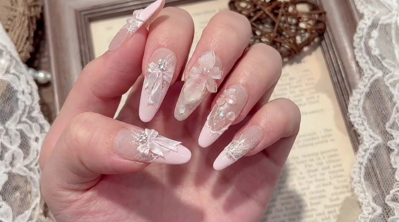 Tutoriel d'ongles press-on fleurs roses et nœuds