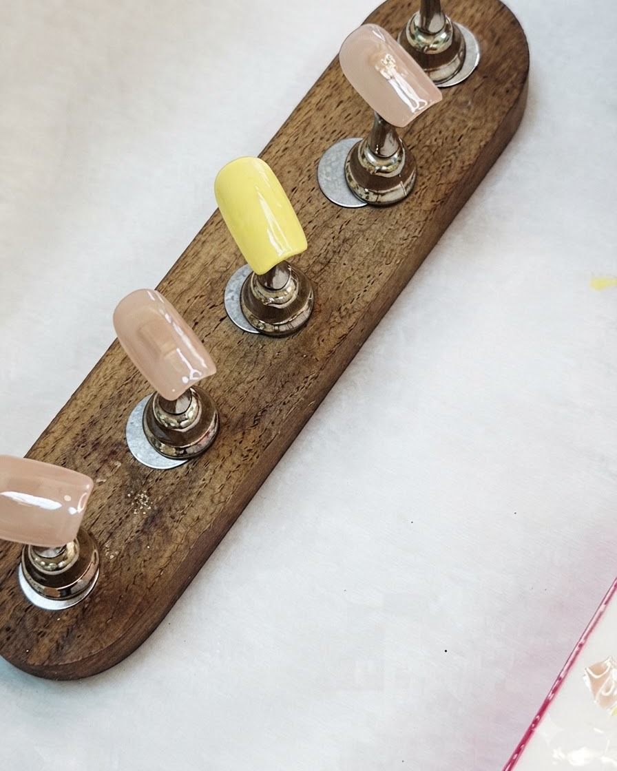 Capsules dongles avec les couleurs de base appliquées, prêtes à être catalysées.