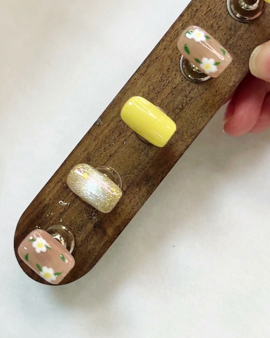 Un présentoir en bois contenant des capsules dongles personnalisées vu de dessus.