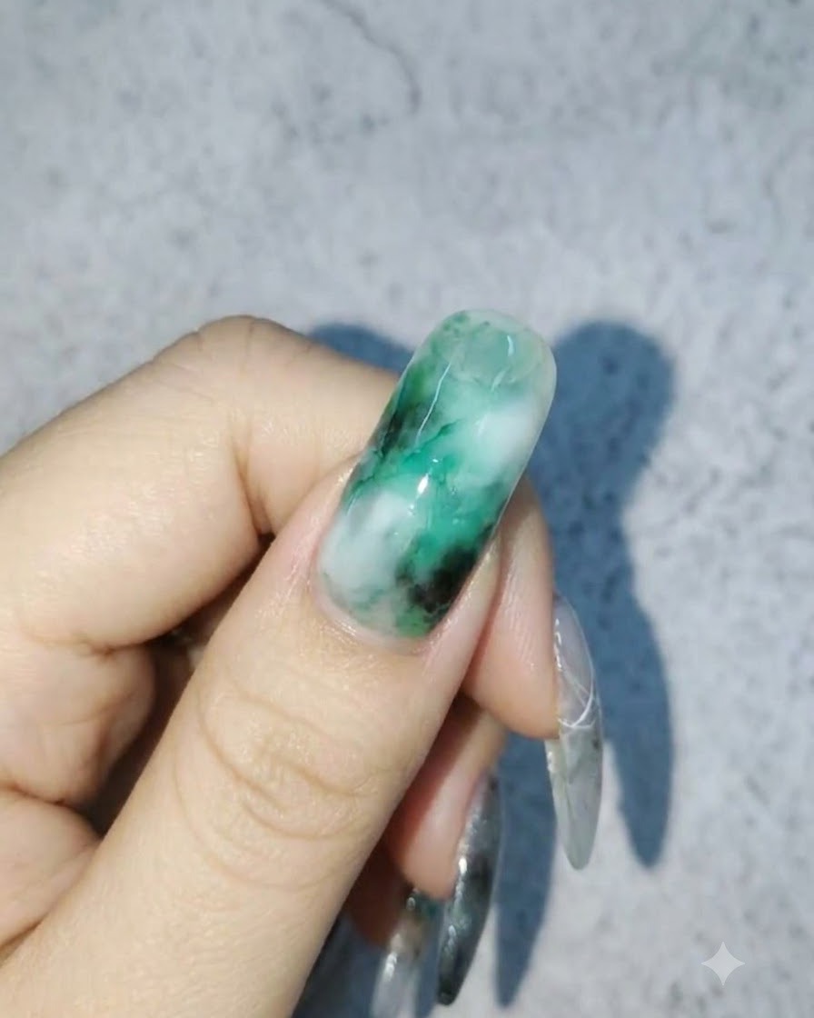 Une couche transparente de gel de renforcement enduite en douceur sur le fond blooming terminé.