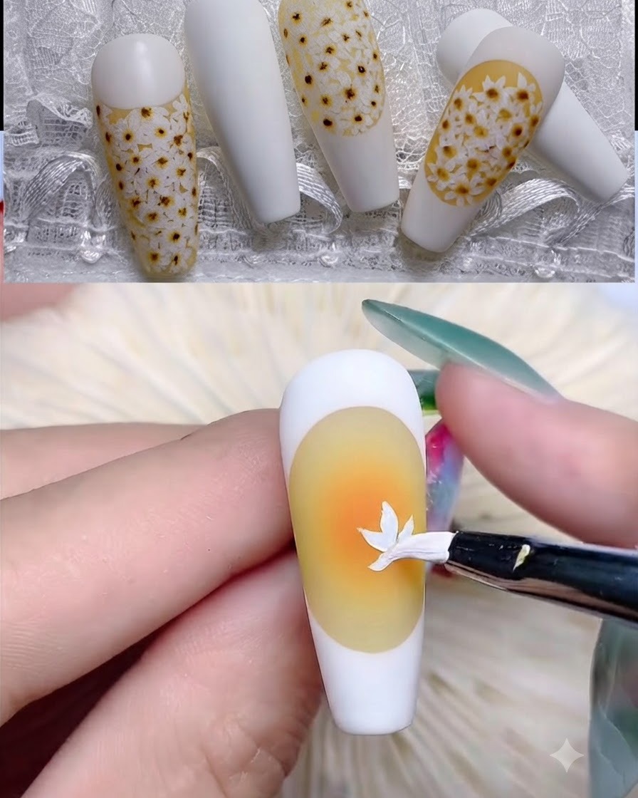 Un pinceau fin dessinant une ligne blanche de French manucure sur un ongle à base jaune.