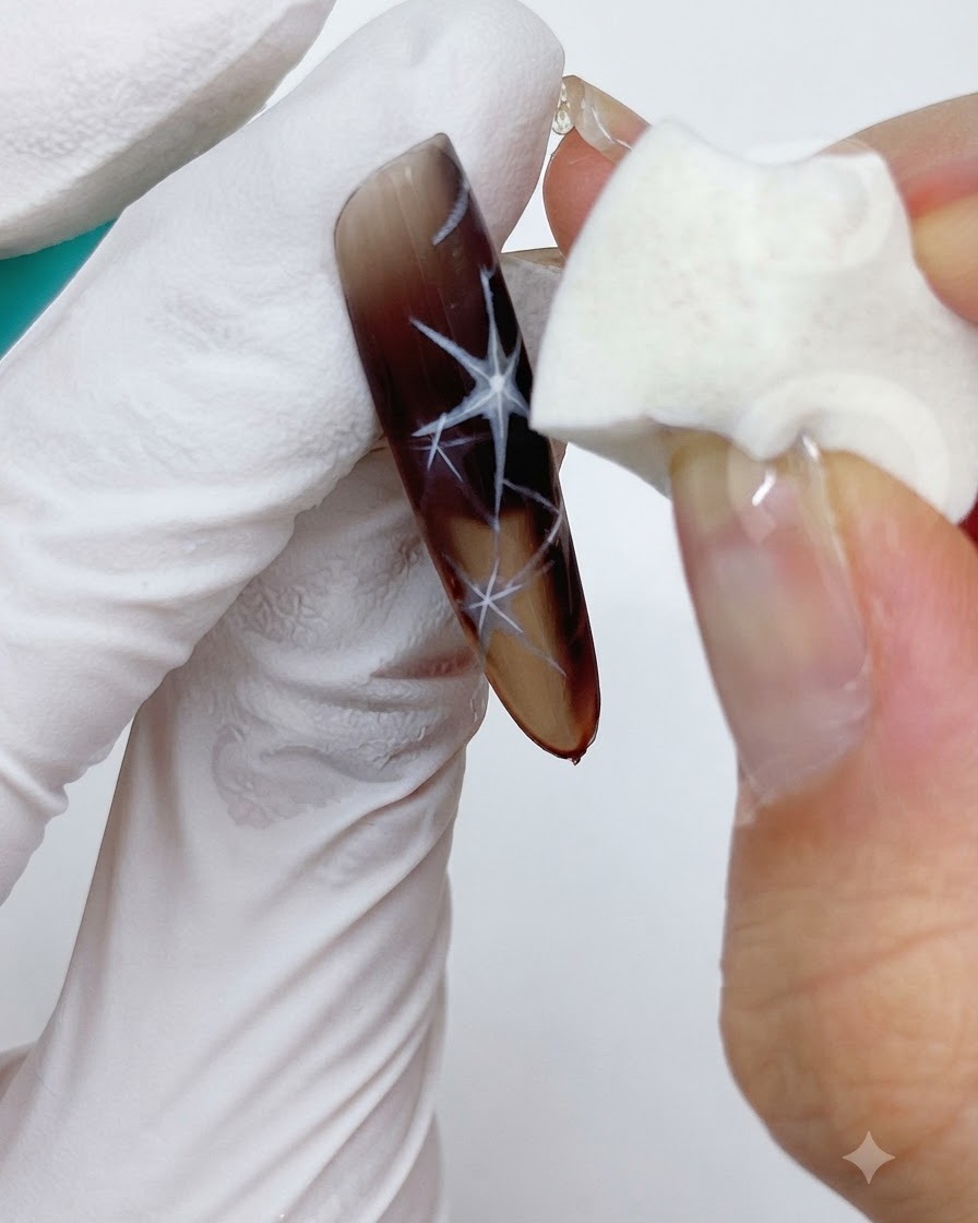 Une éponge tamponnant doucement le centre dun motif détoile blanche pour créer un effet de halo diffus.