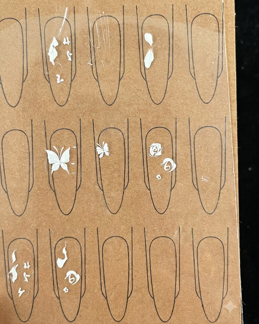 Vue détaillée de deux petits demi-pétales superposés au centre dune rose blanche peintecite: 1.