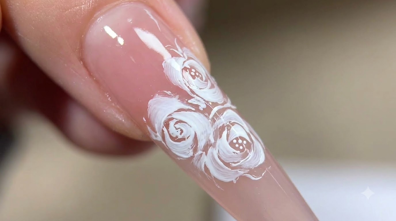 Nail Art Rose en Gel Blanc Peint à la Main — Tutoriel Étape par Étape