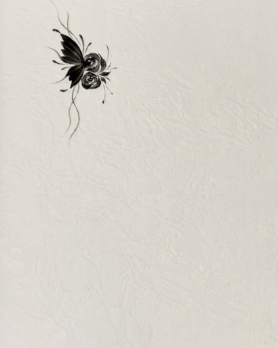 Une vue aérienne d une feuille d entraînement affichant une structure d aile de papillon terminée à côté de détails de roses.