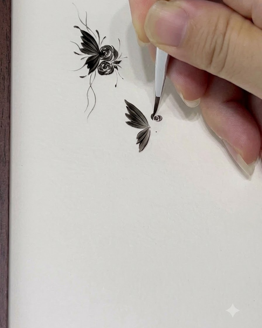 Un pinceau à pointe fine dessinant un petit contour en forme de 6 pour commencer le centre d une rose.