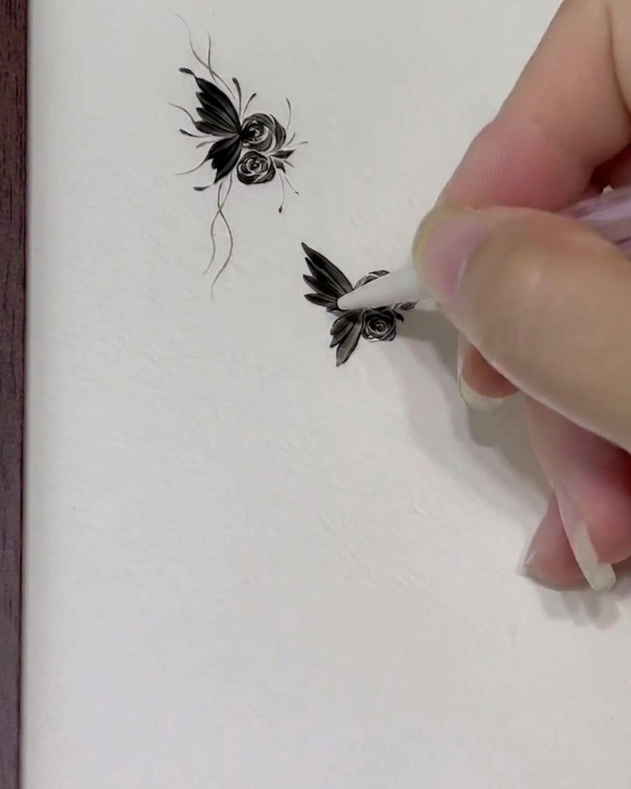 Une vue rapprochée d un pinceau de nail art appliquant des points de gel précis et des lignes fines et nettes sur un design de papillon floral.