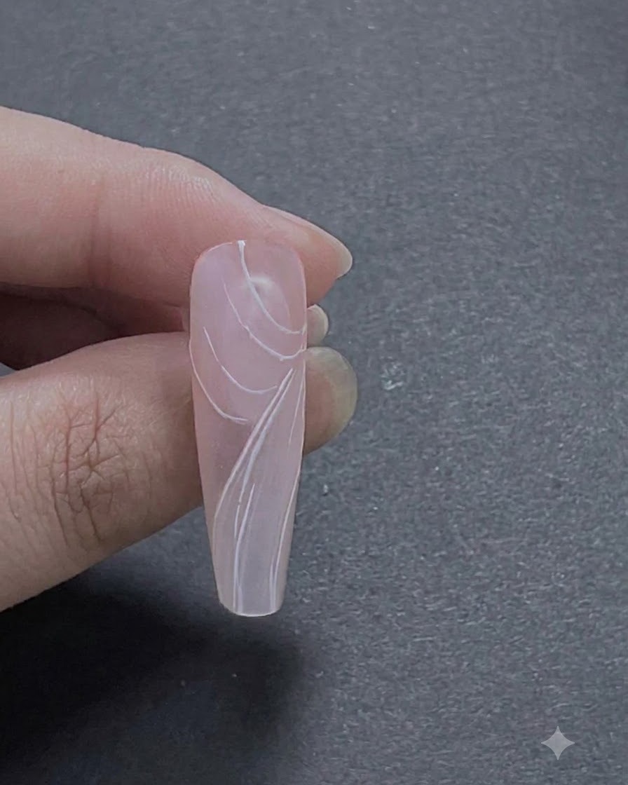 Une vue complète de multiples traits de pétales de rose blancs superposés formant un arrangement floral détaillé sur l ongle.