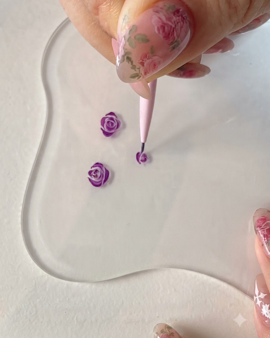 Un pinceau liner fin ajoutant de larges lignes de pétales extérieurs pour développer davantage la forme de la rose violette.
