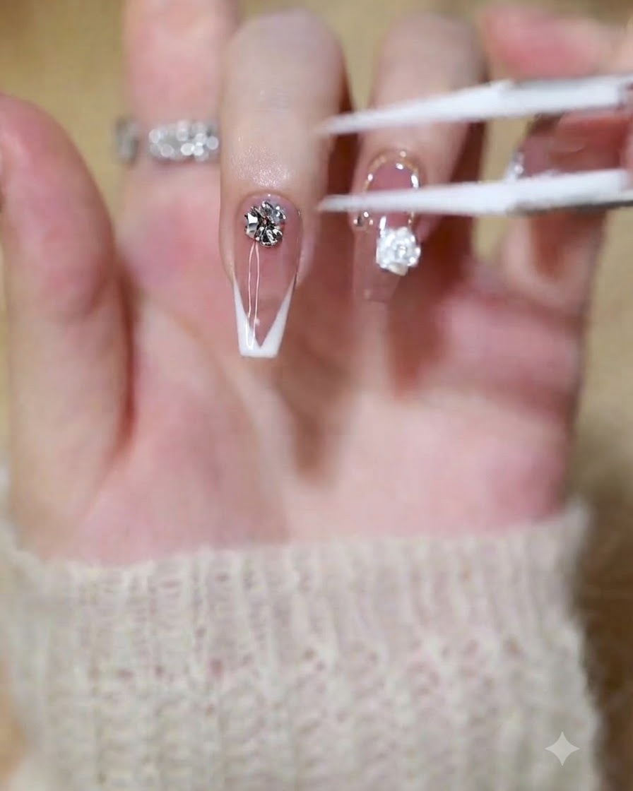 Un pinceau ou un outil appliquant du gel de construction transparent sur le bout dun ongle en french manucure.