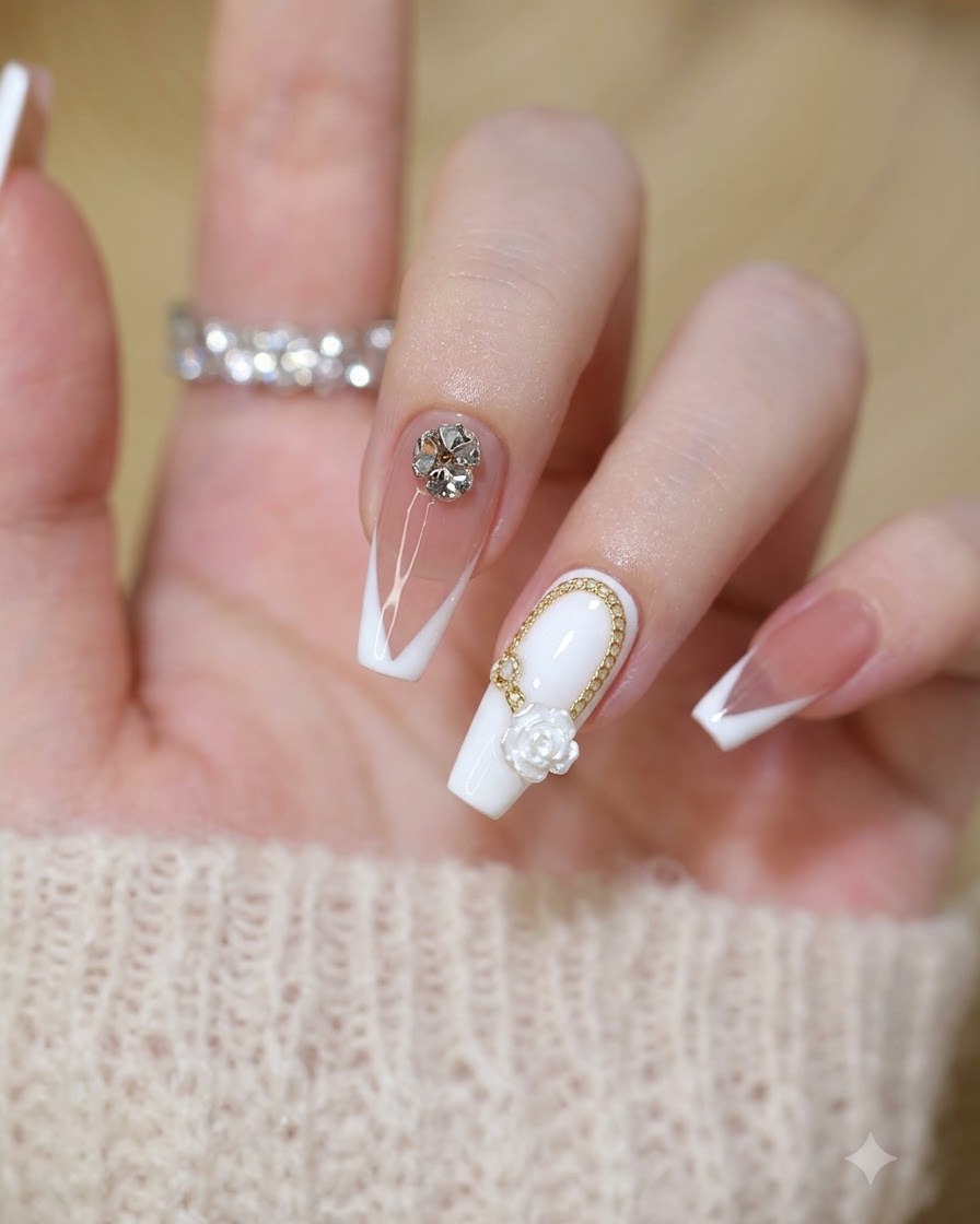 Gros plan dun ensemble fini dongles style fée ornés de roses blanches, de chaînes dorées et de strass en cristal.