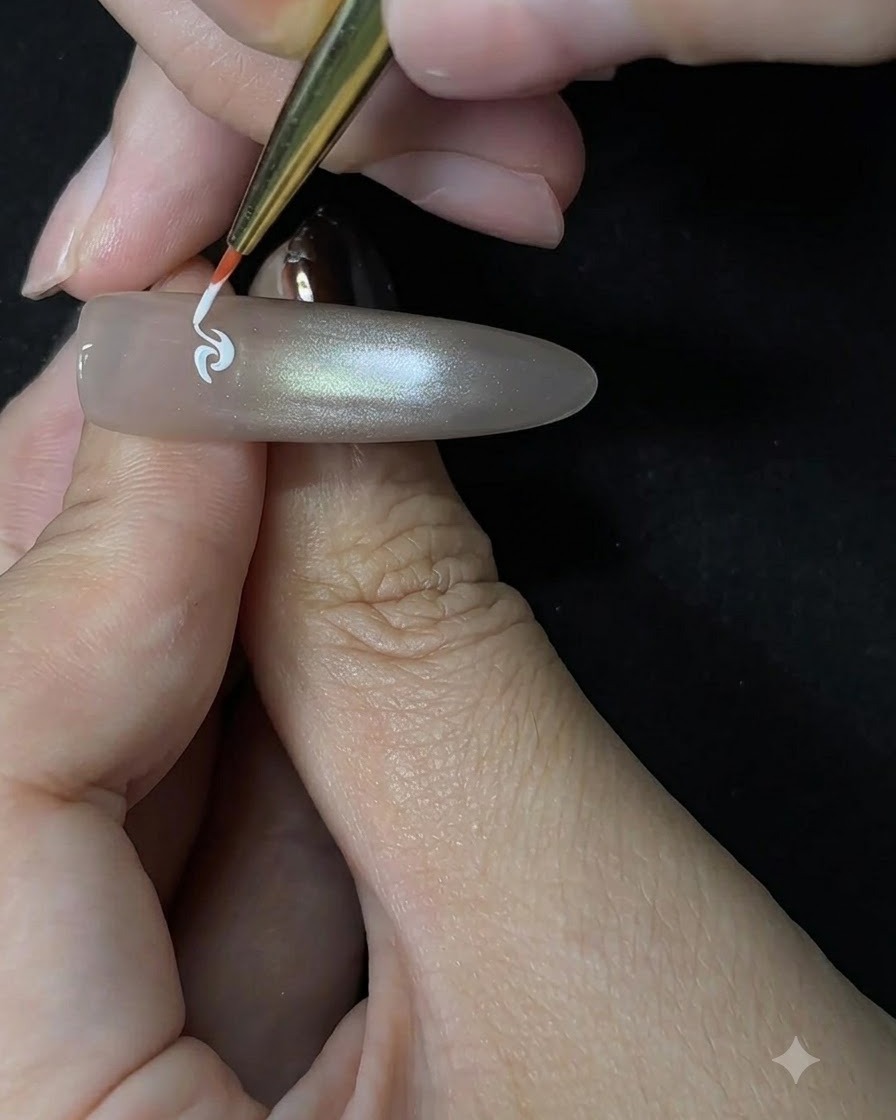 Un pinceau de peinture ajoutant des traits de pétales initiaux autour du centre de la rose blanche.