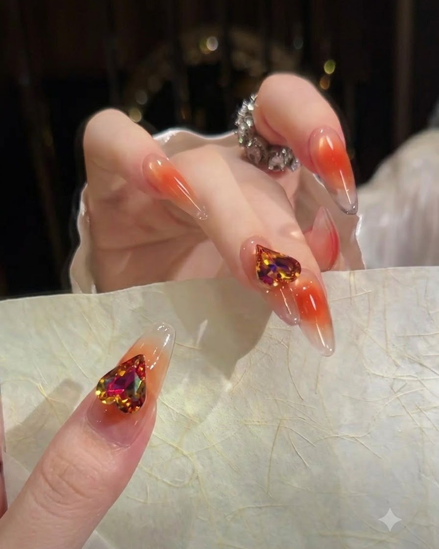 Un ongle de lindex montrant un dégradé doux allant dune base transparente au niveau des cuticules vers une pointe orange translucide.
