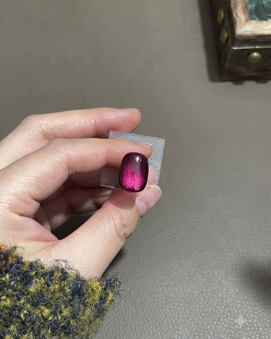 Un ongle cat-eye dégradé mat terminé affichant une texture veloutée givrée avec un reflet concentré dans le bas du milieu.