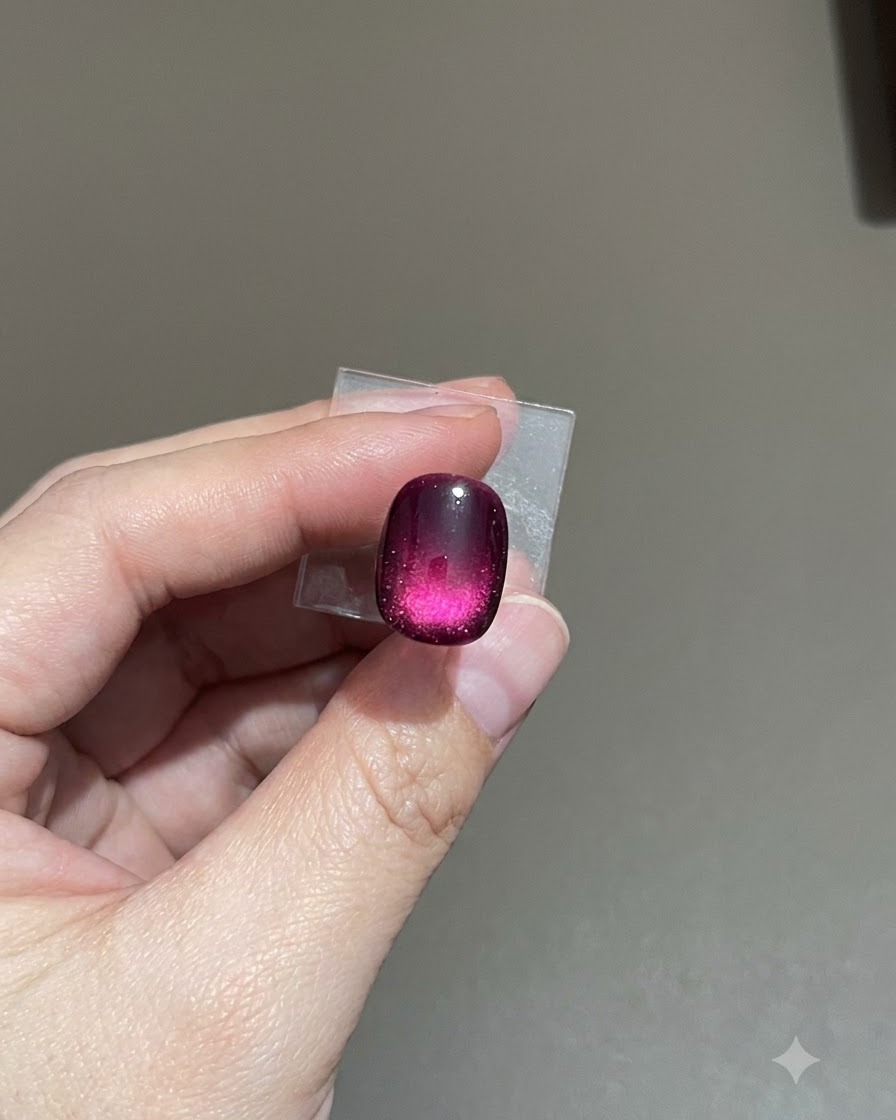 Gros plan sur un ongle cat-eye givré violet permettant au top coat mat de ségaliser.