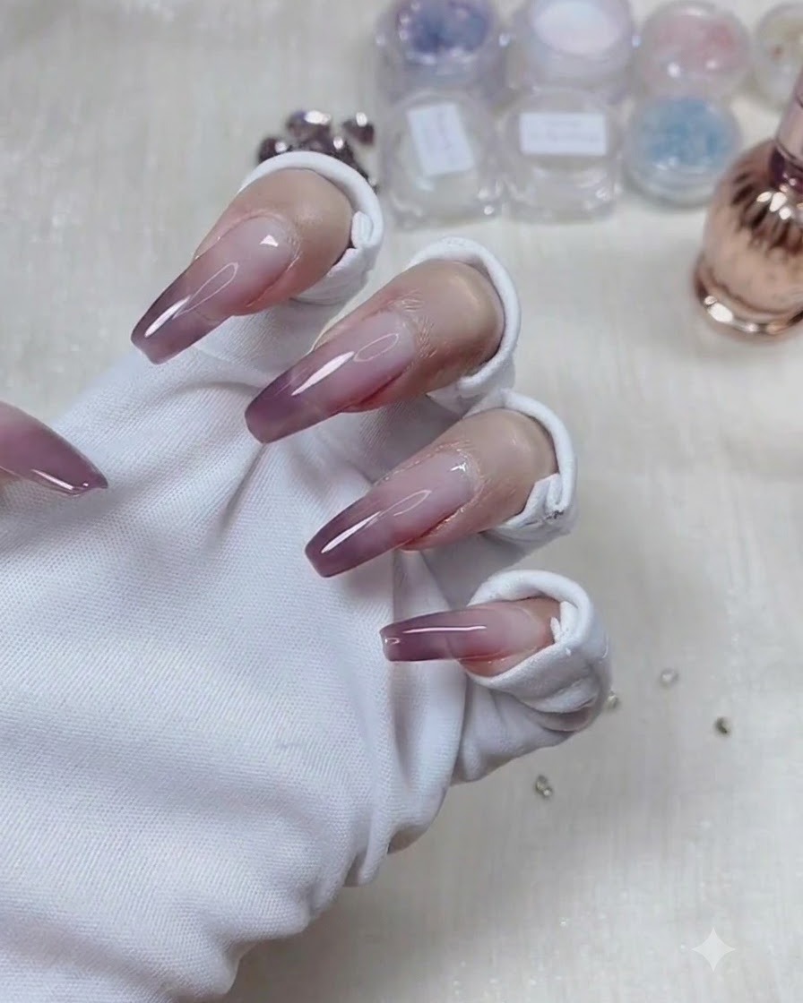 Une main gantée tournée à lenvers pour laisser le gel transparent sauto-niveler et former un arc structurel lisse.