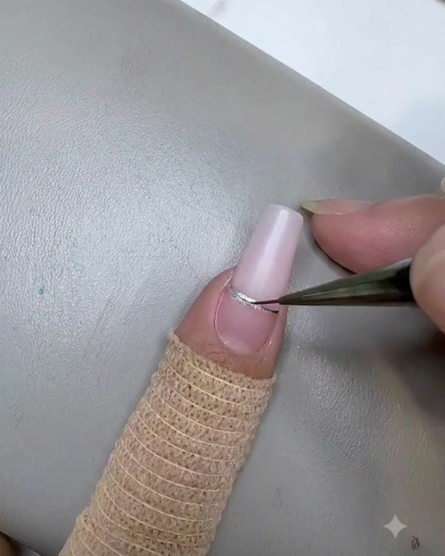 Un aimant rectangulaire tenu de près au-dessus de la rayure rose pour concentrer les particules magnétiques cat eye.